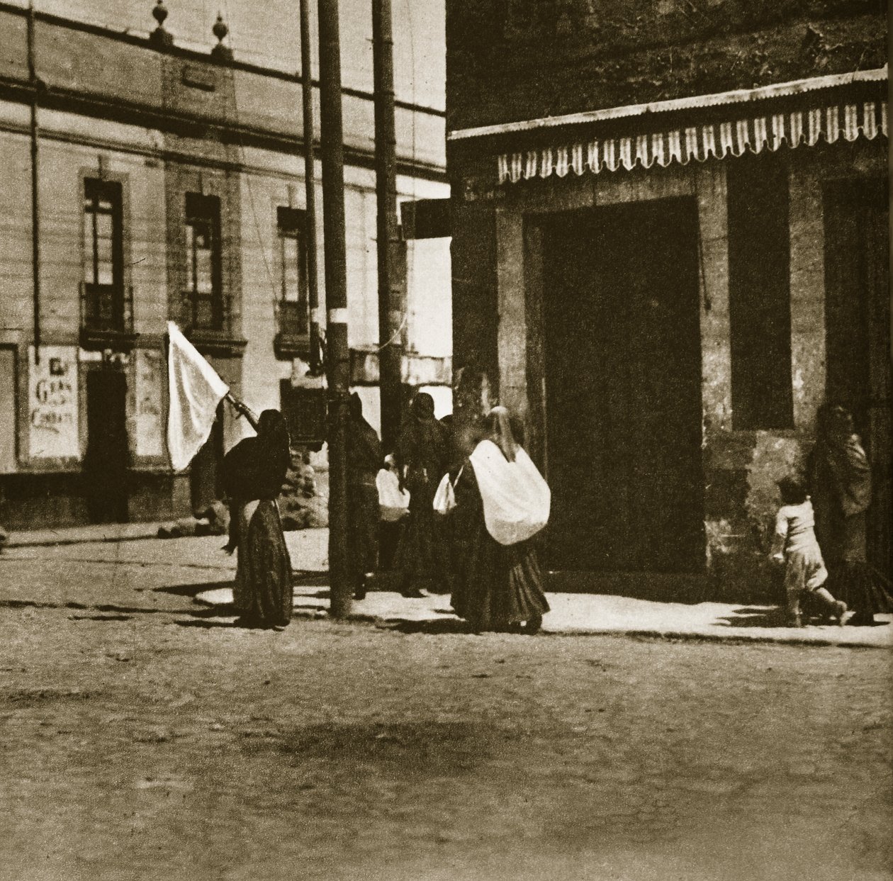 Kvinder går i gaderne i ly af et hvidt flag under "La decena tragica" i Mexico City, februar 1913 af Agustin Victor Casasola