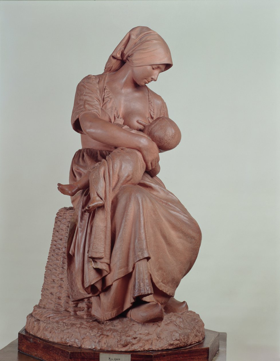 Bondekvinde, der ammer et spædbarn, 1873 (terracotta) (se 183878 for detaljer) af Aime Jules Dalou
