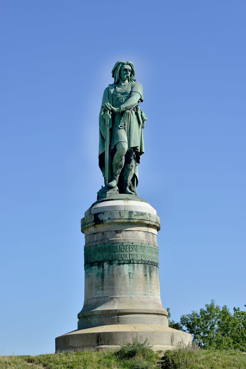 Kolossal statue af Vercingetorix (72-46 f.Kr.), gallisk leder - Skulptur af Millet Aime (1819-1891) 6,60 m høj erige i 1865 på den vestlige del af Mont Auxois (base 7 m høj af Viollet Le Duc) Alise Sainte Reine 1865 af Aime Millet