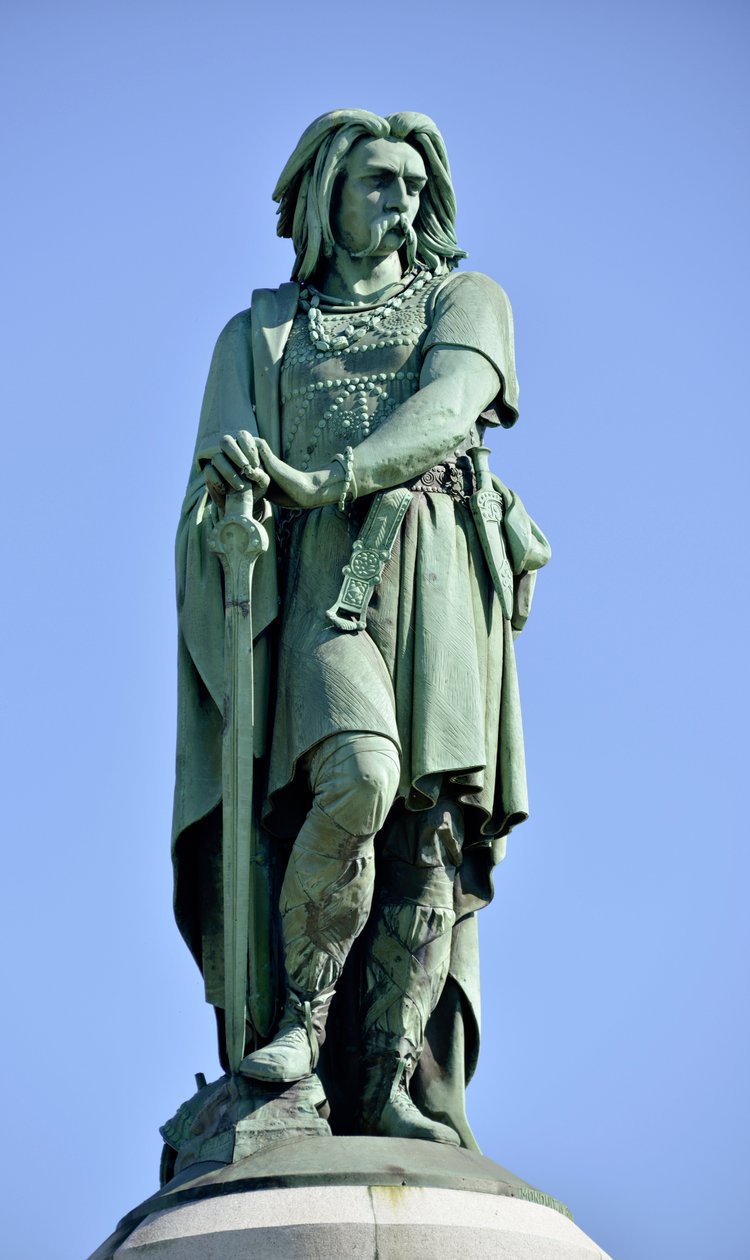 Kolossal statue af Vercingetorix (72-46 f.Kr.), gallisk leder - Skulptur af Millet Aime (1819-1891) 6,60 m høj erige i 1865 på den vestlige del af Mont Auxois (base 7 m høj af Viollet Le Duc) Alise Sainte Reine 1865 af Aime Millet
