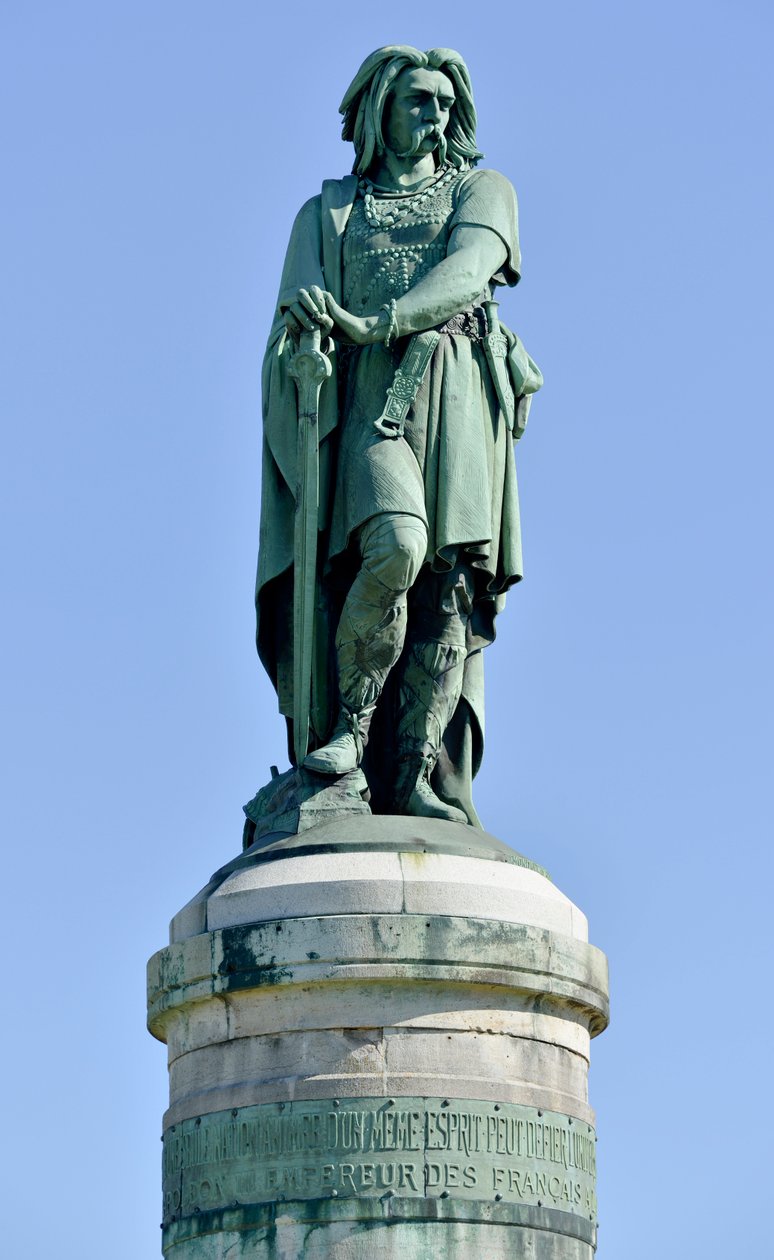 Kolossal statue af Vercingetorix (72-46 f.Kr.), gallisk leder - Skulptur af Millet Aime (1819-1891) 6,60 m høj erige i 1865 på den vestlige del af Mont Auxois (base 7 m høj af Viollet Le Duc) Alise Sainte Reine 1865 af Aime Millet