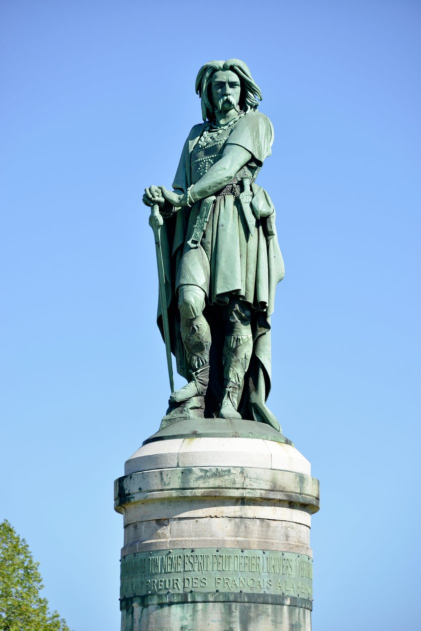 Kolossal statue af Vercingetorix (72-46 f.Kr.), gallisk leder - Skulptur af Millet Aime (1819-1891) 6,60 m høj erige i 1865 på den vestlige del af Mont Auxois (base 7 m høj af Viollet Le Duc) Alise Sainte Reine 1865 af Aime Millet