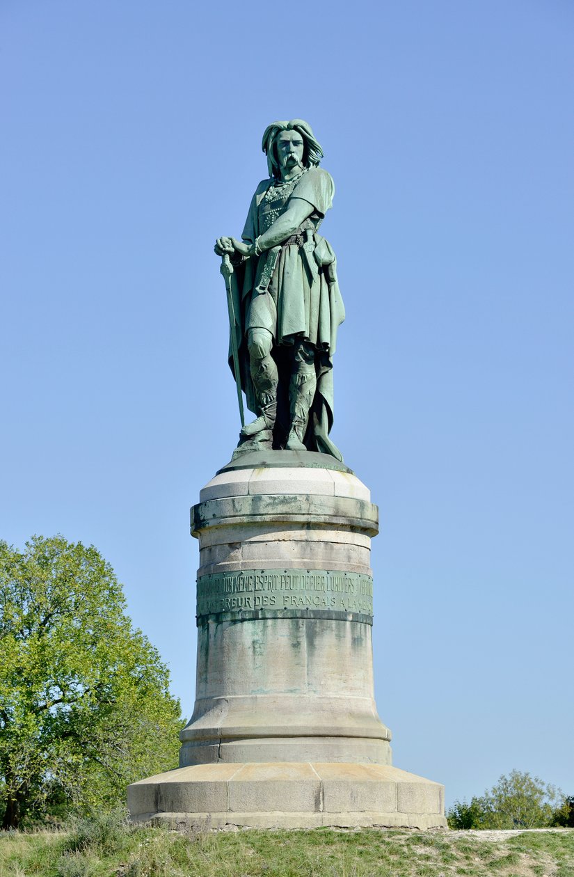 Kolossal statue af Vercingetorix (72-46 f.Kr.), gallisk leder - Skulptur af Millet Aime (1819-1891) 6,60 m høj erige i 1865 på den vestlige del af Mont Auxois (base 7 m høj af Viollet Le Duc) Alise Sainte Reine 1865 af Aime Millet
