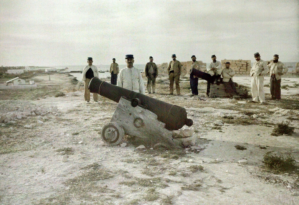 Soldater og kanoner i en gammel tyrkisk fæstning, Tunesien eller Tripolitanien, 3. marts, 1916 (autokrom) af Albert Samama Chikli