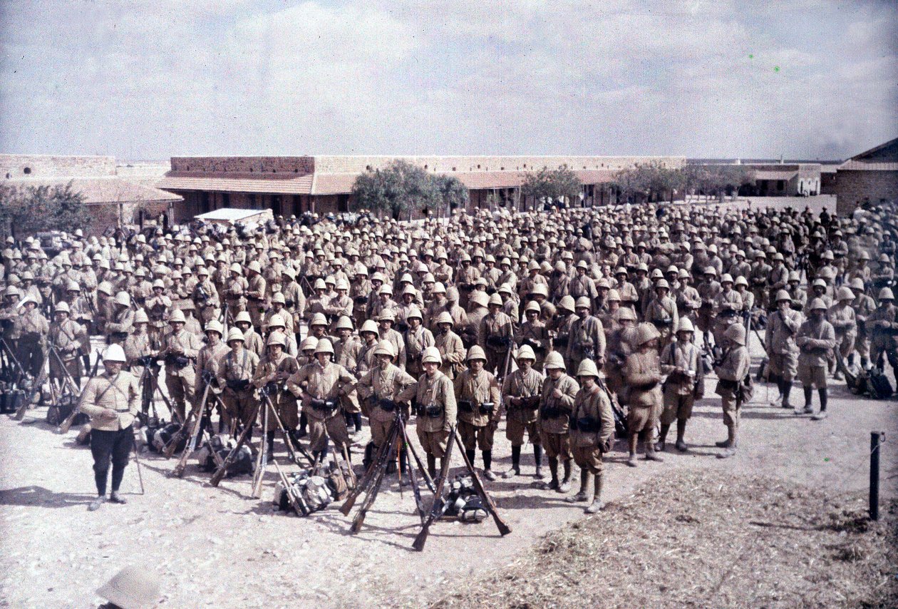 Medenine-garrisonen, det sydlige Tunesien: Tilbagevenden af en kolonne franske Zouaves, udelukkende fra Alsace og Lorraine, fra grænsen til Tripolitania, 20. marts 1916 (autokrom) af Albert Samama Chikli