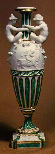 Minton vase dekoreret med pariske porcelænsfigurer, ca. 1855 (benporcelæn) af Albert Ernest Carrier Belleuse