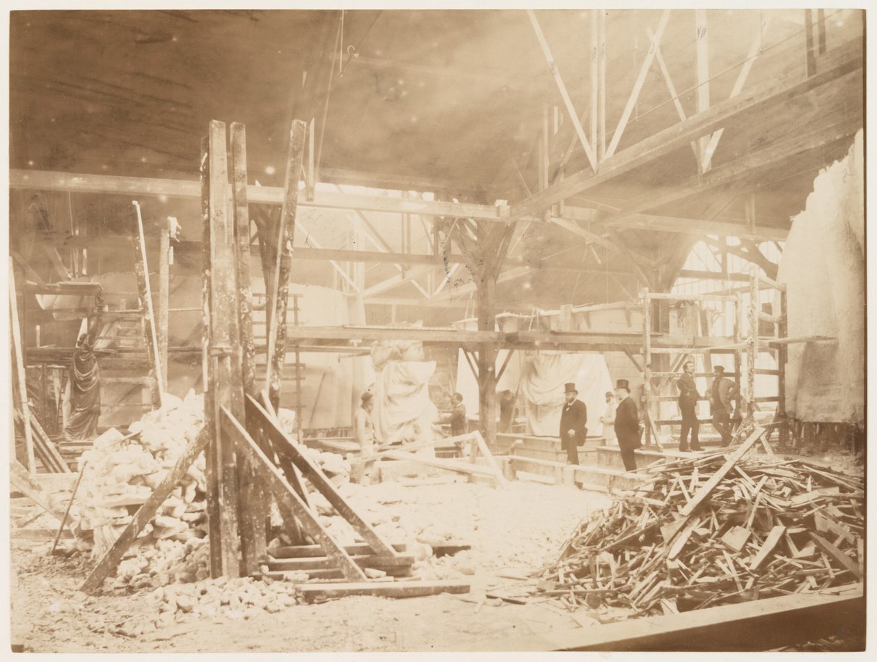 Bartholdis værksted, med modeller af Frihedsgudinden i baggrunden, Paris, 1883 af Albert Fernique