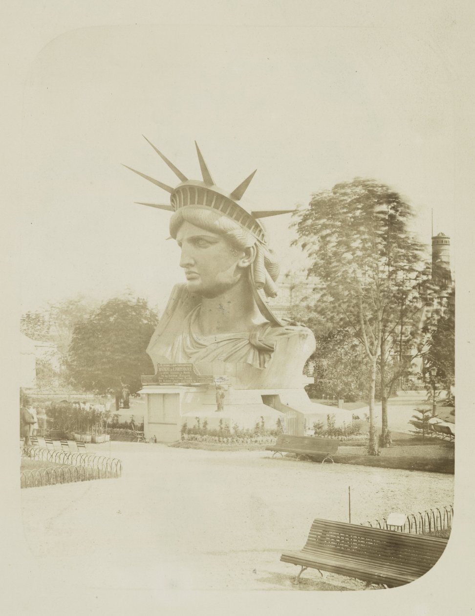 Leder af Frihedsgudinden udstillet i en park i Paris, 1883 af Albert Fernique