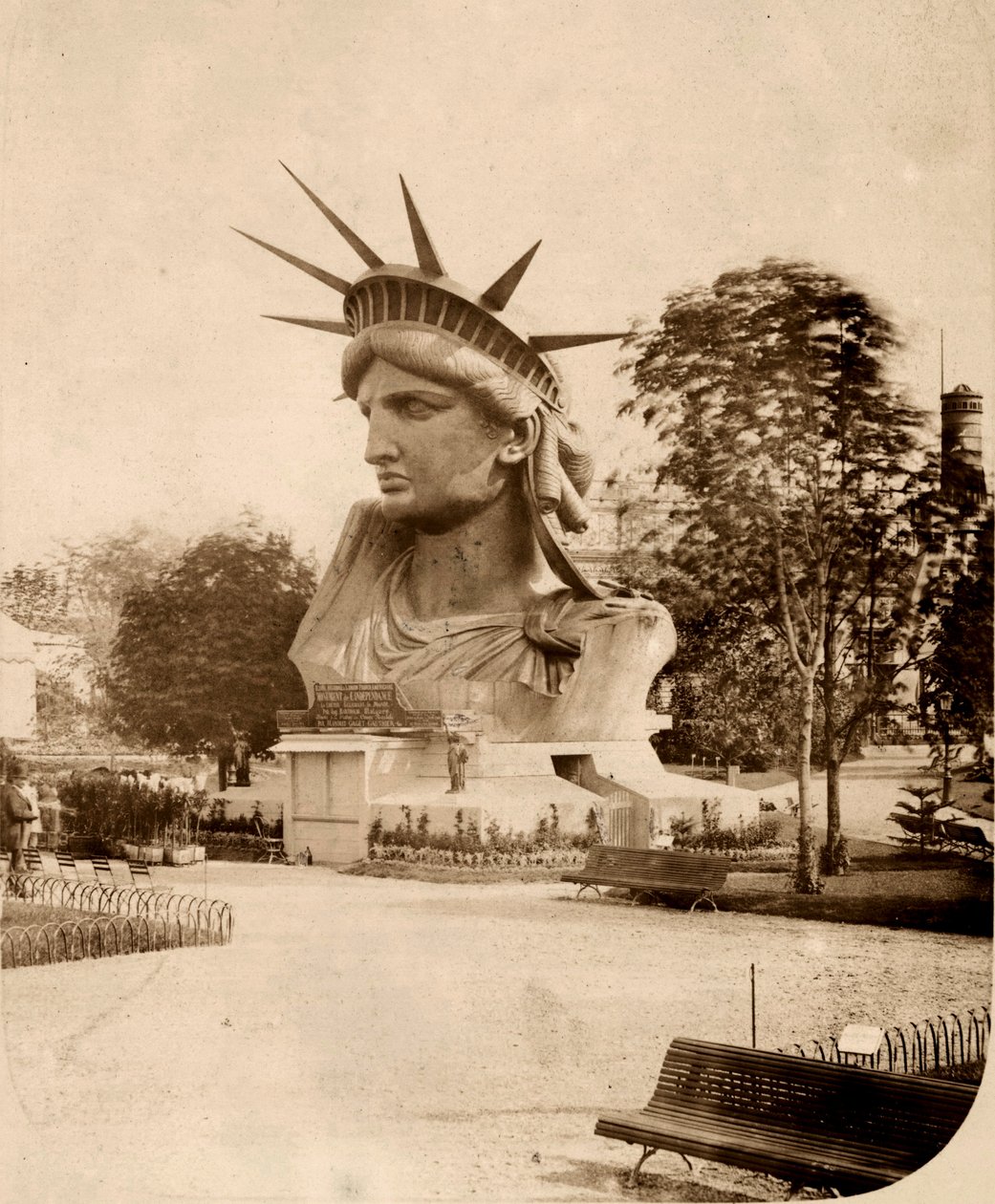 Hovedet Frihedsgudinden udstillet i Paris 1883 af Albert Fernique