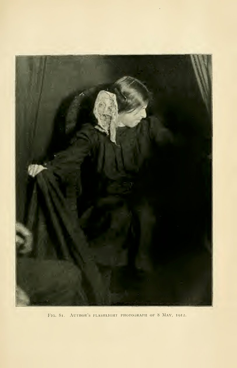 Eva Carrière producerer ektoplasma, Paris, 8. maj 1912, fra 
