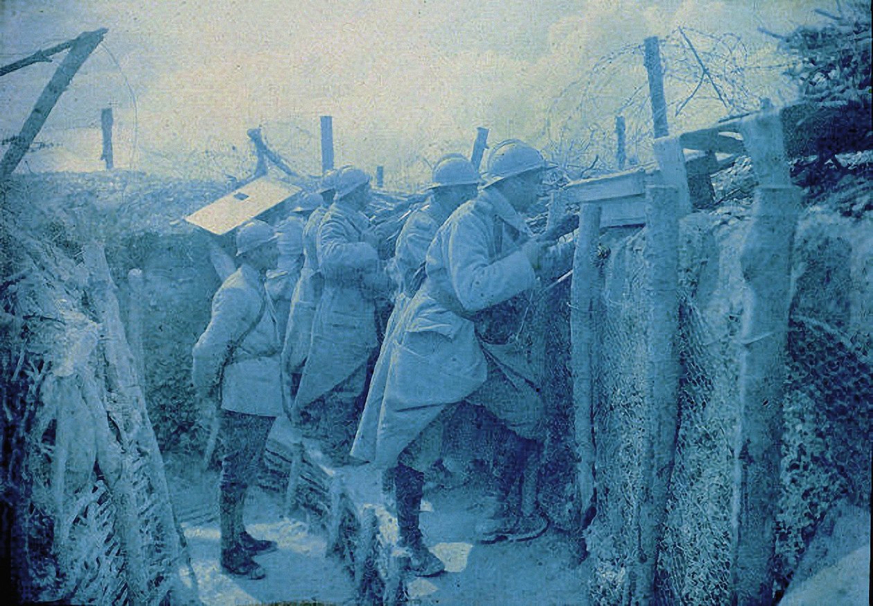 En fransk lyttepost: soldater i en skyttegrav på vestfronten, Frankrig, 1916 (autokrom) af Albert Samama Chikli