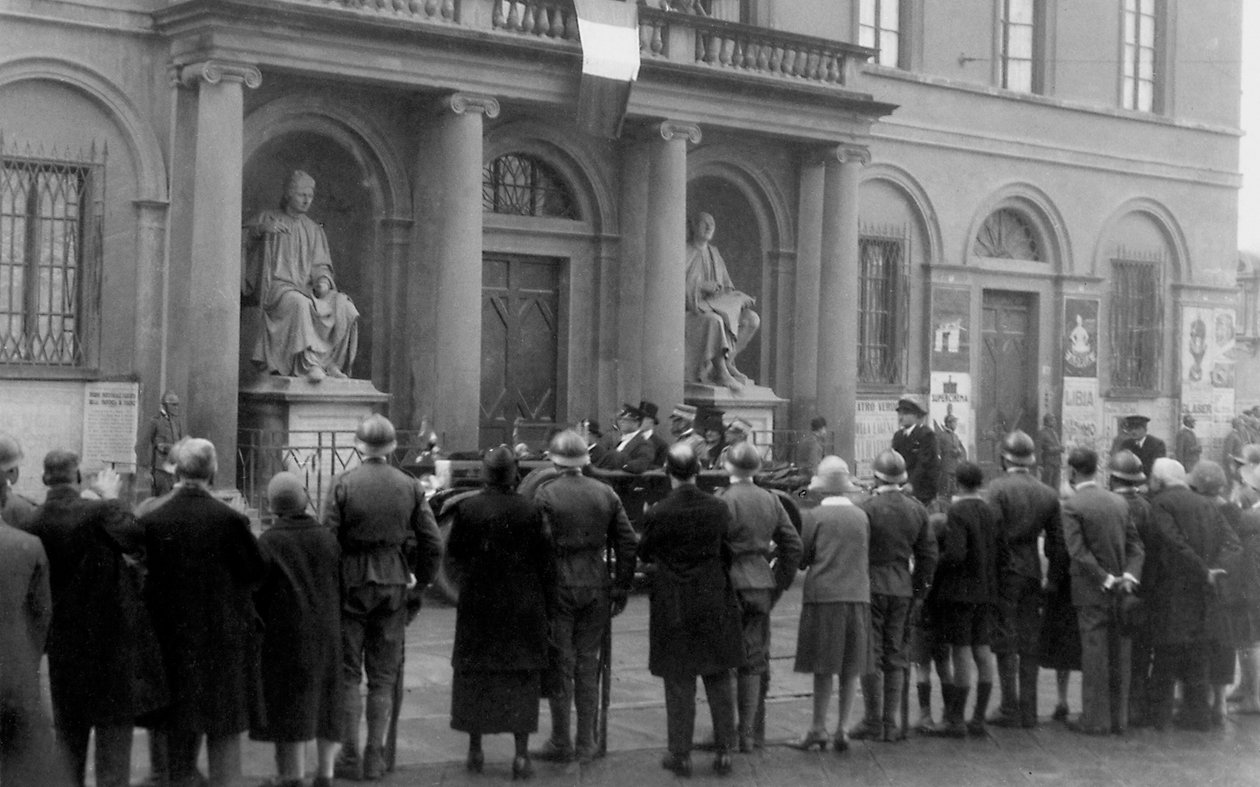 Mængde af mennesker på Piazza Duomo i anledning af Re Vittorio Emanuele III-besøget i Firenze af Alberto Fierli