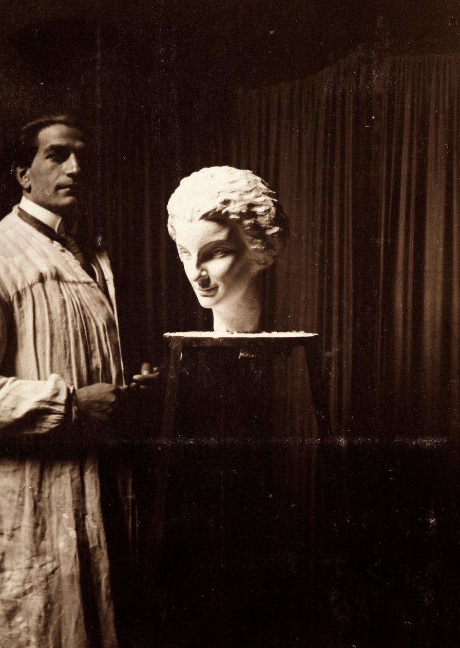 Billedhuggeren Mario Pelagatti i sit atelier, Firenze, 20/11/1920 (s/h foto) af Alberto Fierli