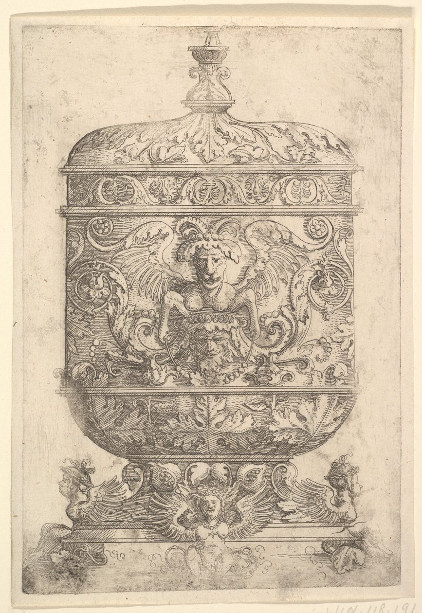 Dækket bæger med grotesker på hvid baggrund.n.d. af Albrecht Altdorfer
