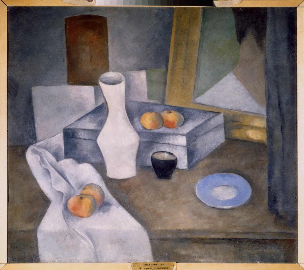 Stilleben med æbler og blå underkop (Stilleben med æbler og blå underkop) - Værk af Alexander Vasilyevich Shevchenko (Alexandre Chevtchenko) (1883-1948), olie på pap, ca. 1910 - Russisk kunst, 20. århundrede, avantgarde - Statsrussisk Museum, S af Aleksandr Vasilievich Shevchenko