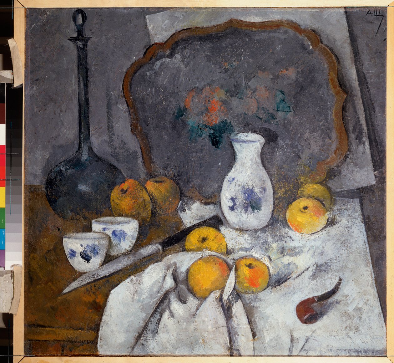 Stilleben med en karaffel og en pibe (sammensætning med også æbler på klæde, kniv og bakke) - Stilleben med en karaffel og en pibe - Værk af Alexander Vasilyevich Shevchenko (Alexandre Chevtchenko) (1883-1948), olie på pap af Aleksandr Vasilievich Shevchenko