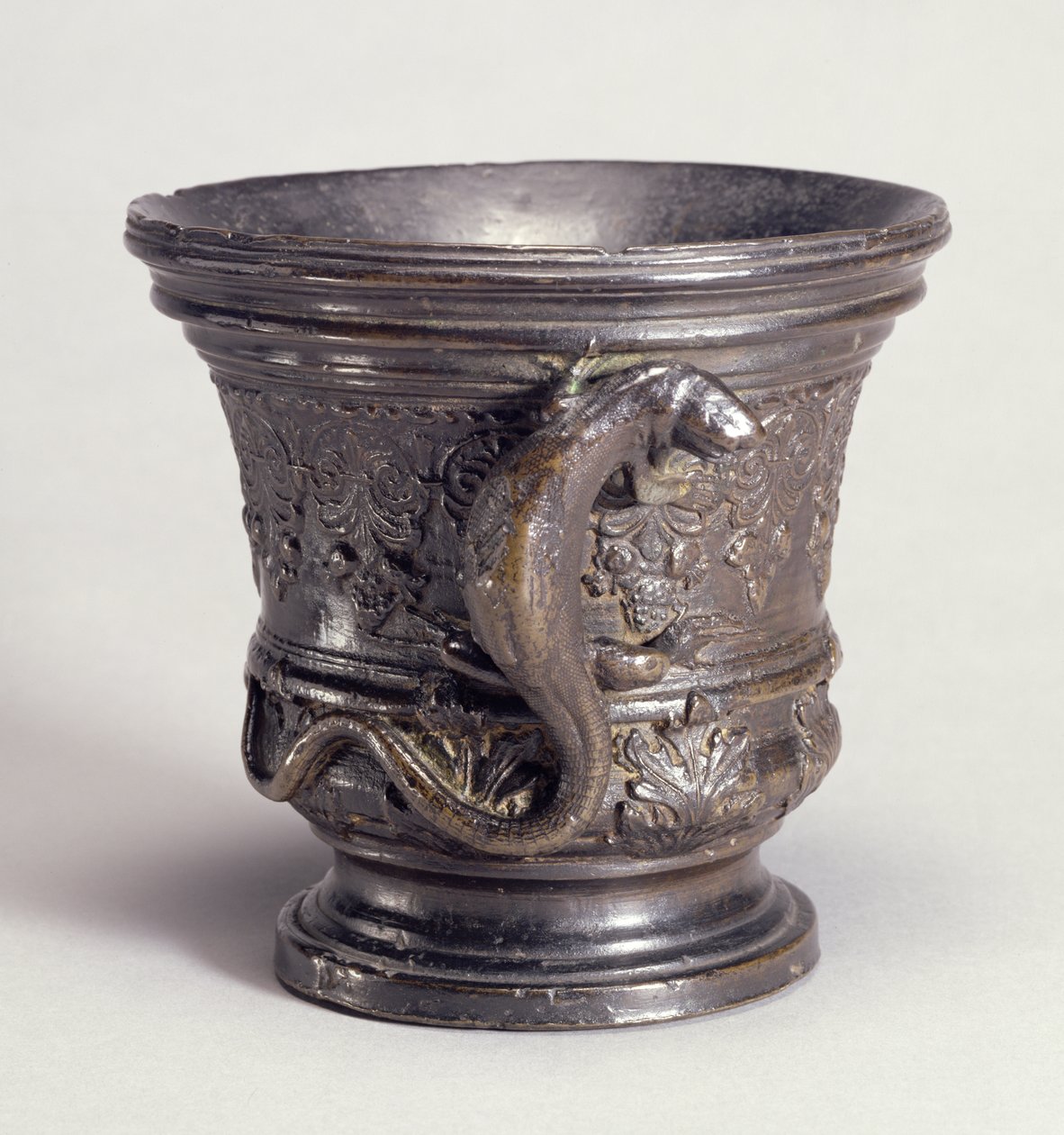 Mørtel med håndtag i form af en firben, ca. 1500 (bronze) af Alessandro Leopardi