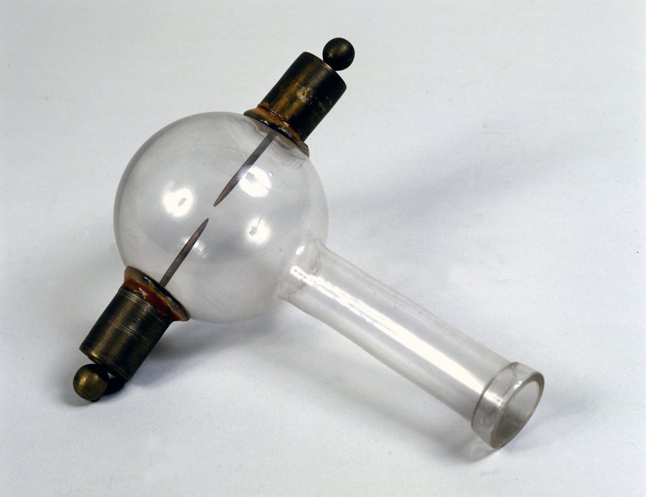 Alessandro (Alexandre) Voltas elektriske pistol plejede at antænde metan. Museum for Videnskab og Teknologi, Milano. af Alessandro Volta