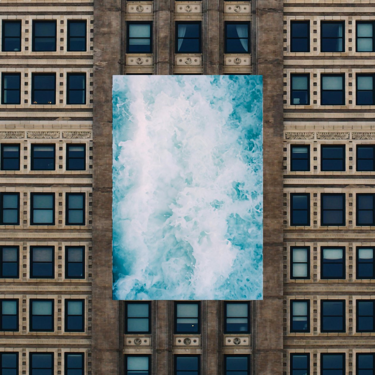 vandfald, 2019, (collage, fundne objekter) af Alex Caminker