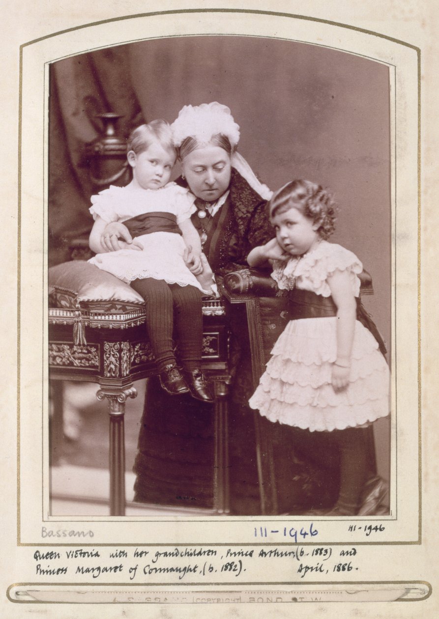Dronning Victoria (1819-1901) med sine børnebørn, prins Arthur (f.1883) og prinsesse Margaret af Connaught (f.1882) april 1886 (sepiafoto) af Alexander Bassano