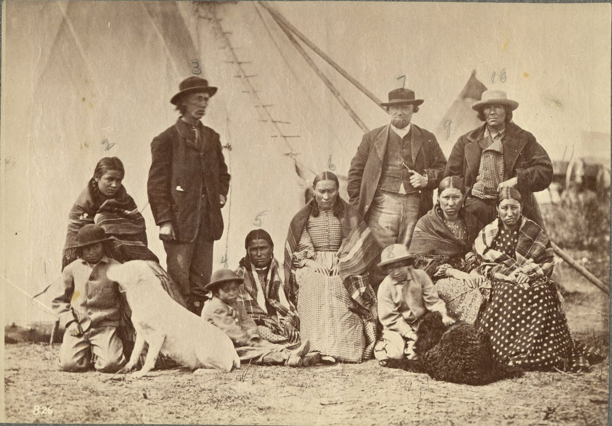 Gruppe om Fort Laramie, Dakota, 1868 (albumin print) af Alexander Gardner