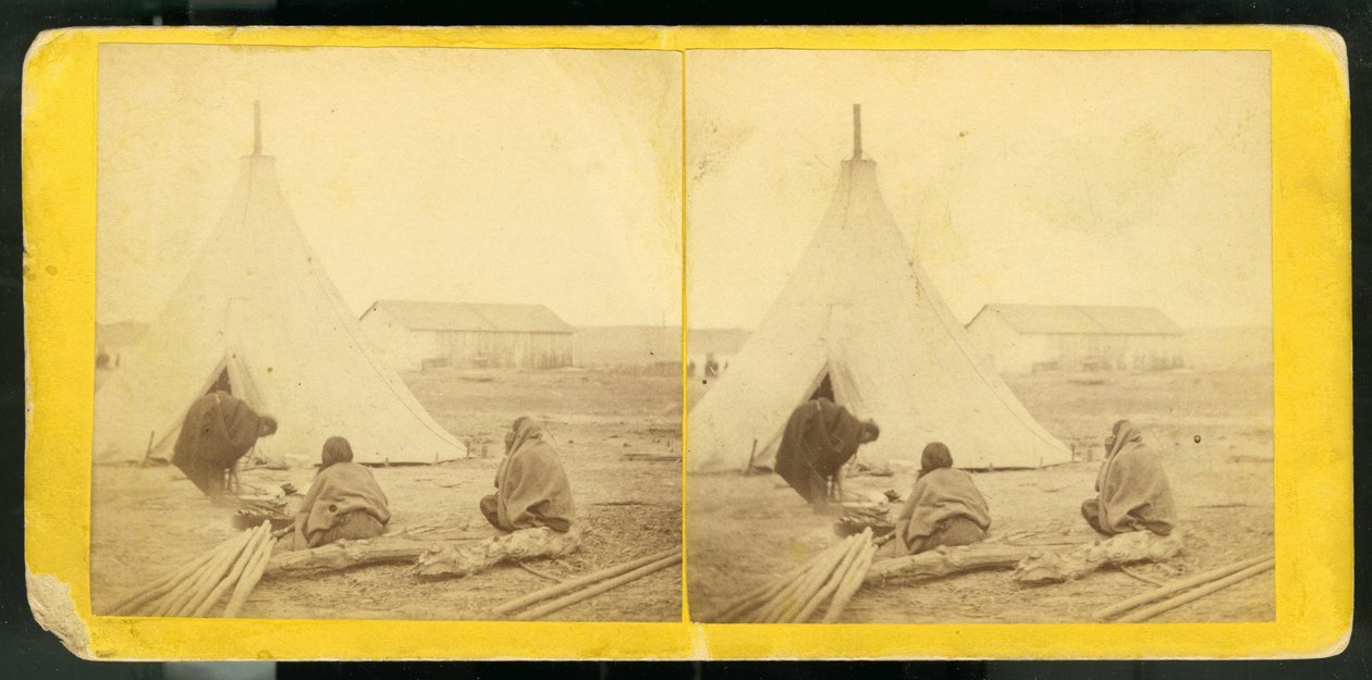 Squaws laver mad foran Spotted Tails telt, 1868 (albumin print) af Alexander Gardner