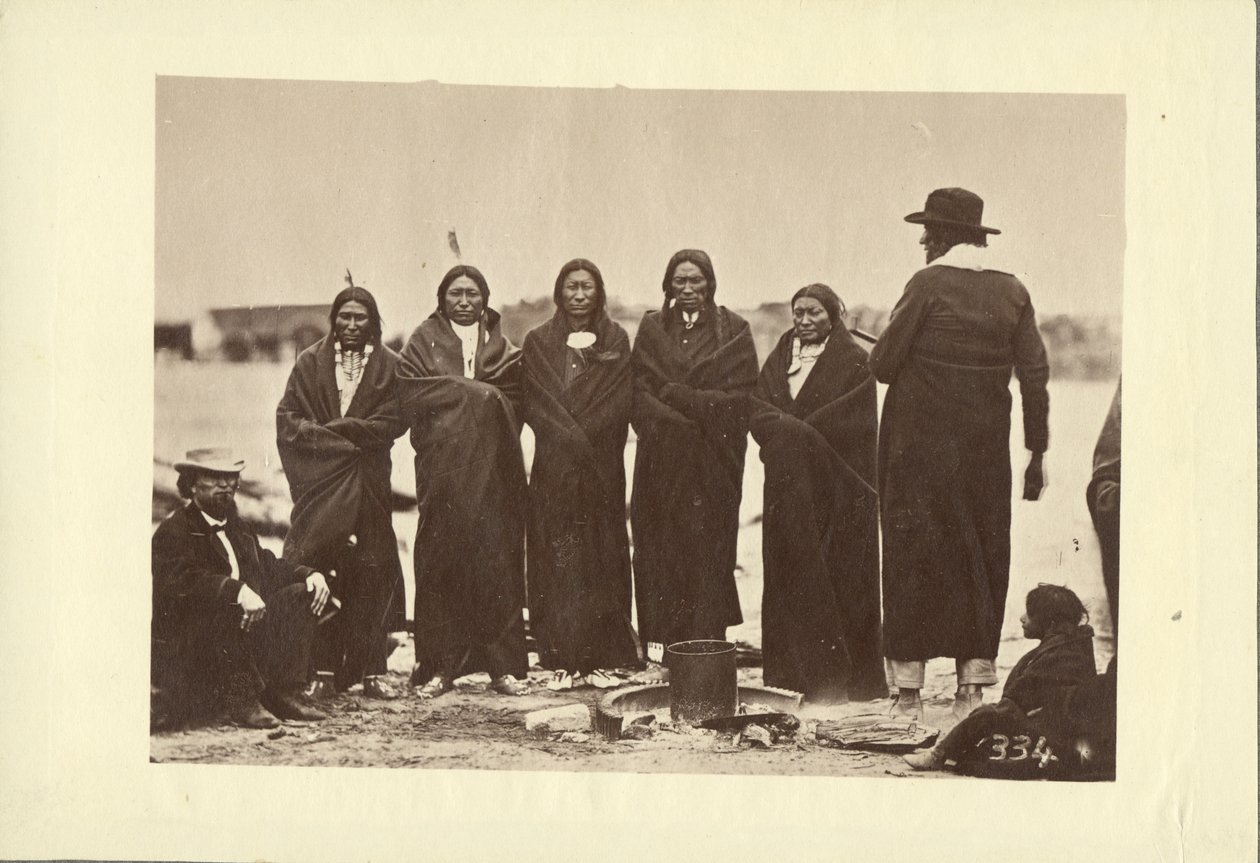Tashunkakokip (gammel mand bange for sine heste) og hans høvdinge, Oglala, 1868 (albumin print) af Alexander Gardner