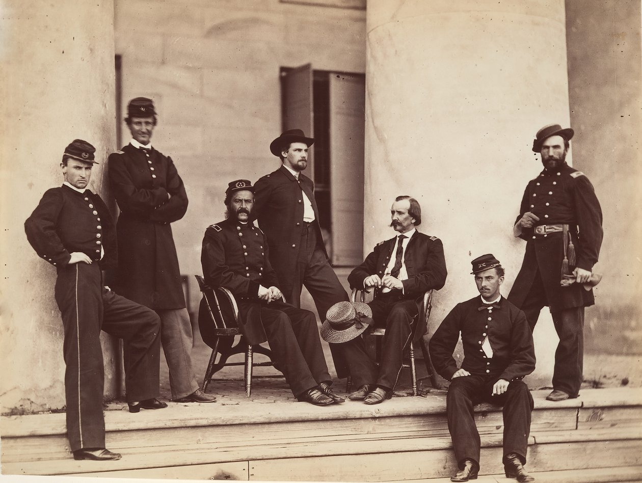 Brigadegeneral Gustavus A. DeRussy og staben på trapperne til Arlington House, Arlington..., maj 1864. af Alexander Gardner