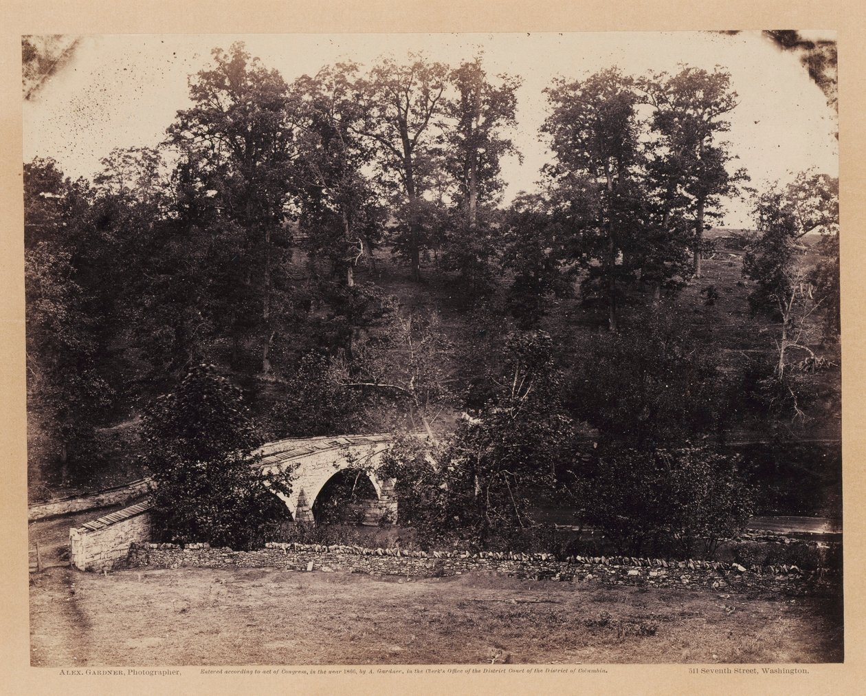 Burnside Bridge, over Antietam Creek, Maryland, fra Gardners skitsebog om borgerkrigen af Alexander Gardner