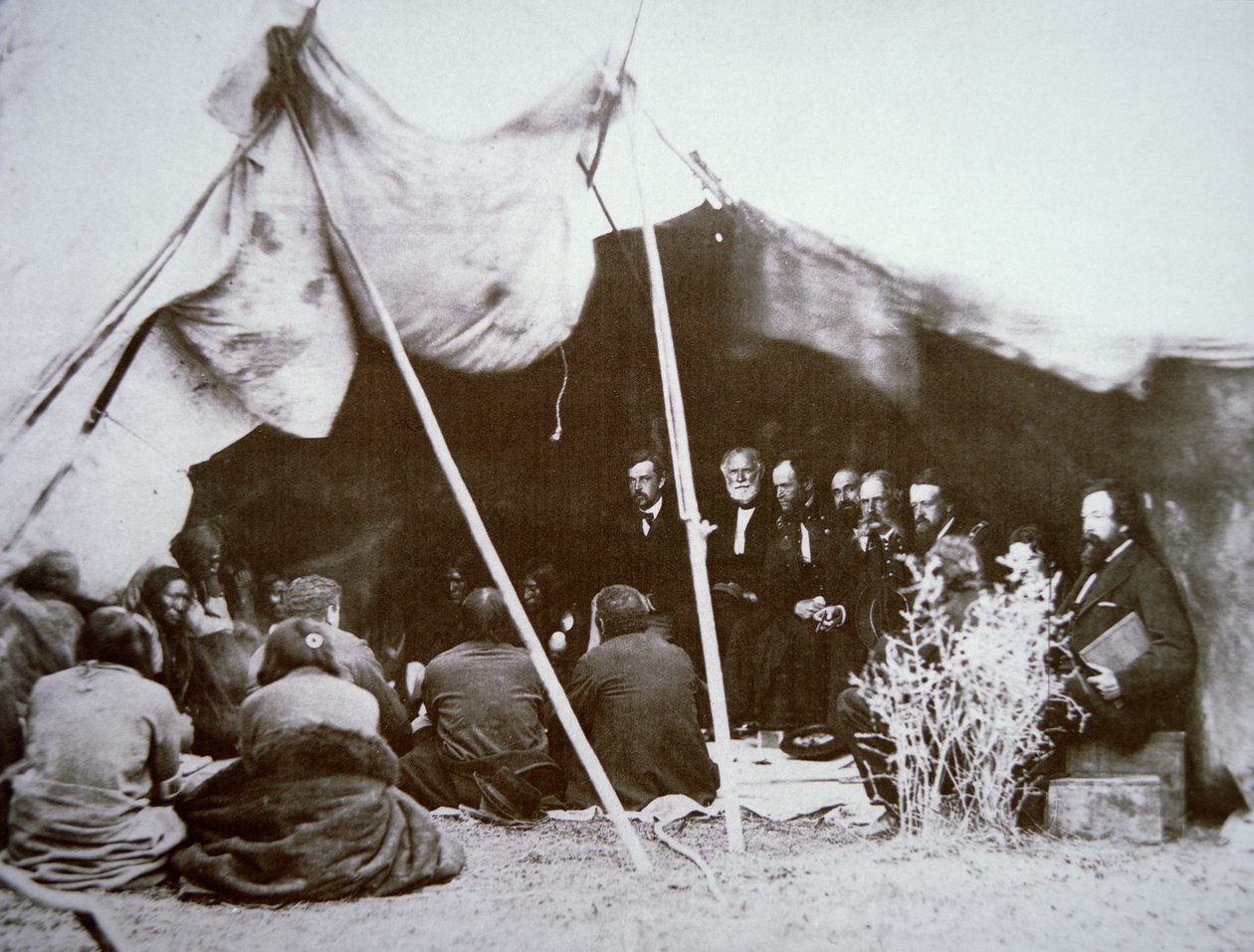 General William T. Sherman (1820-91) præsiderer ved traktaten om Fort Laramie med Chief Red Cloud, april 1868 (s/h foto) af Alexander Gardner