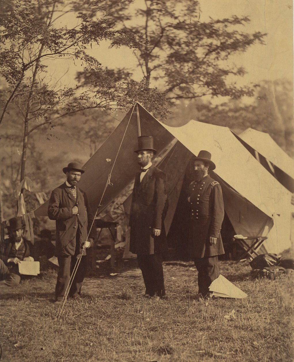 [Præsident Abraham Lincoln, generalmajor John A. McClernand til højre og E. J...., 4. oktober 1862. af Alexander Gardner