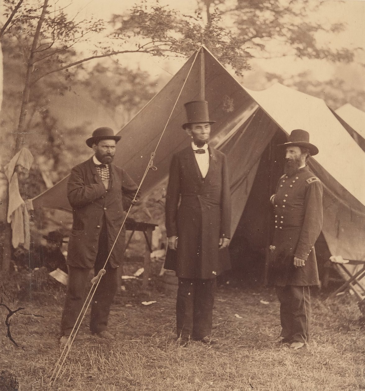 [Præsident Abraham Lincoln, generalmajor John A. McClernand til højre og E. J...., 3. oktober 1862. af Alexander Gardner