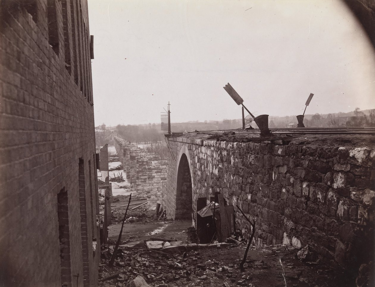 Ruinerne af Richmond & Petersburg Railroad Bridge, Richmond, Virginia, ca. 1865. af Alexander Gardner