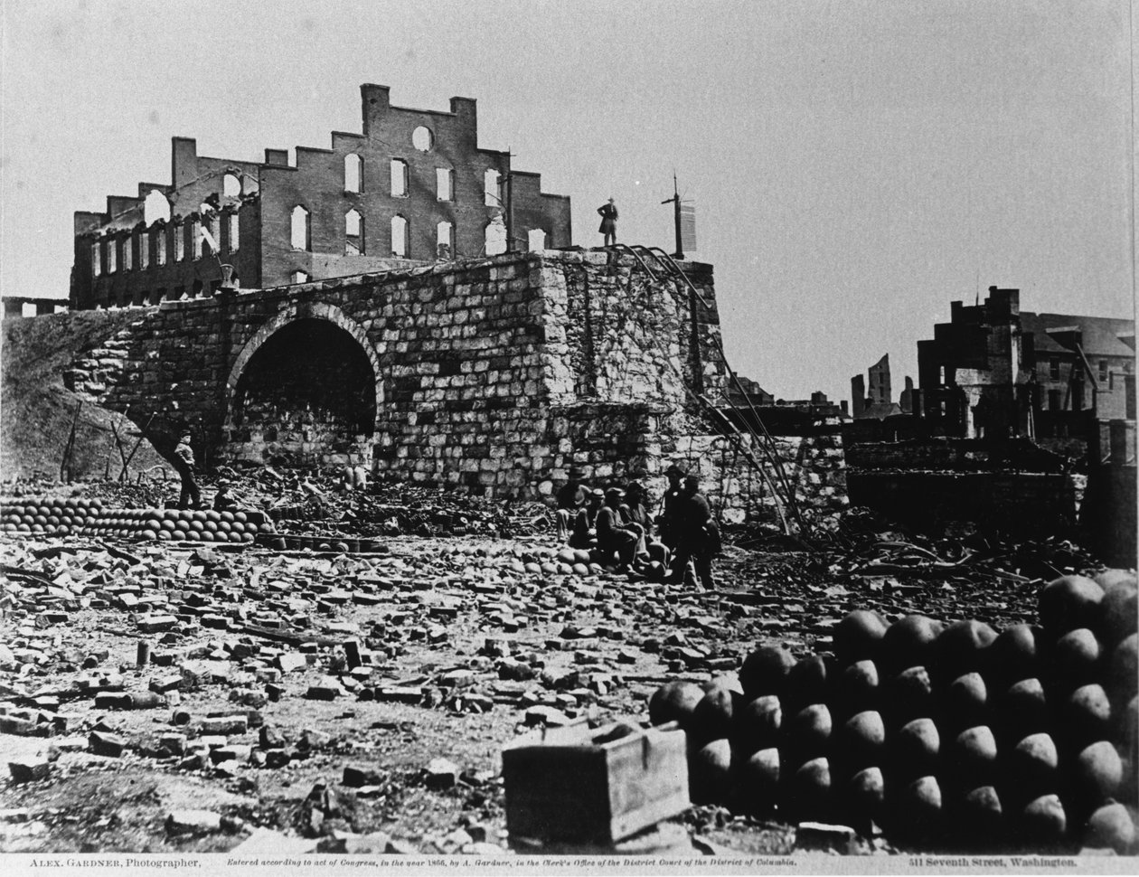 Ruins of an Arsenal, Richmond, Virginia, april 1863 (albumin print fra kollodium negativ) af Alexander Gardner