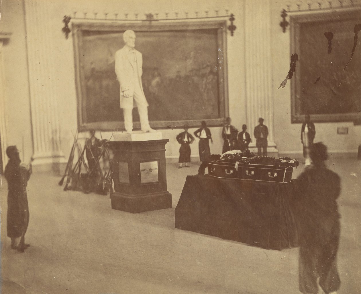[Thaddeus Stevens ligger i staten i rotunden på Capitol i Washington], 1867. af Alexander Gardner