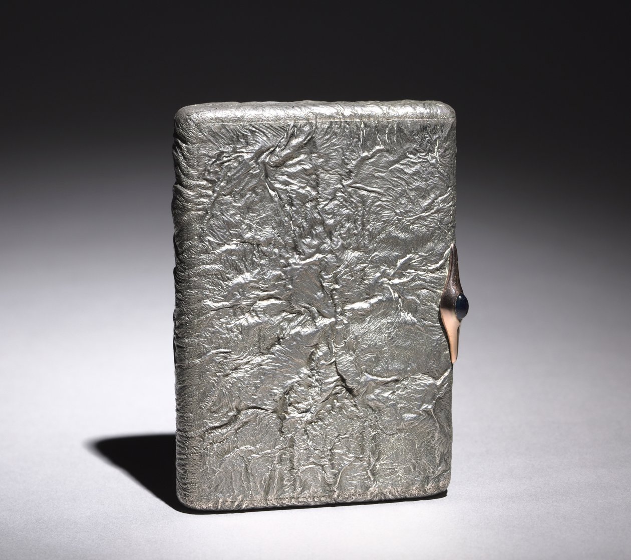 Cigaretæske, efter 1896 (sølv, cabochon safir monteret i guld) af Alexander Karpov