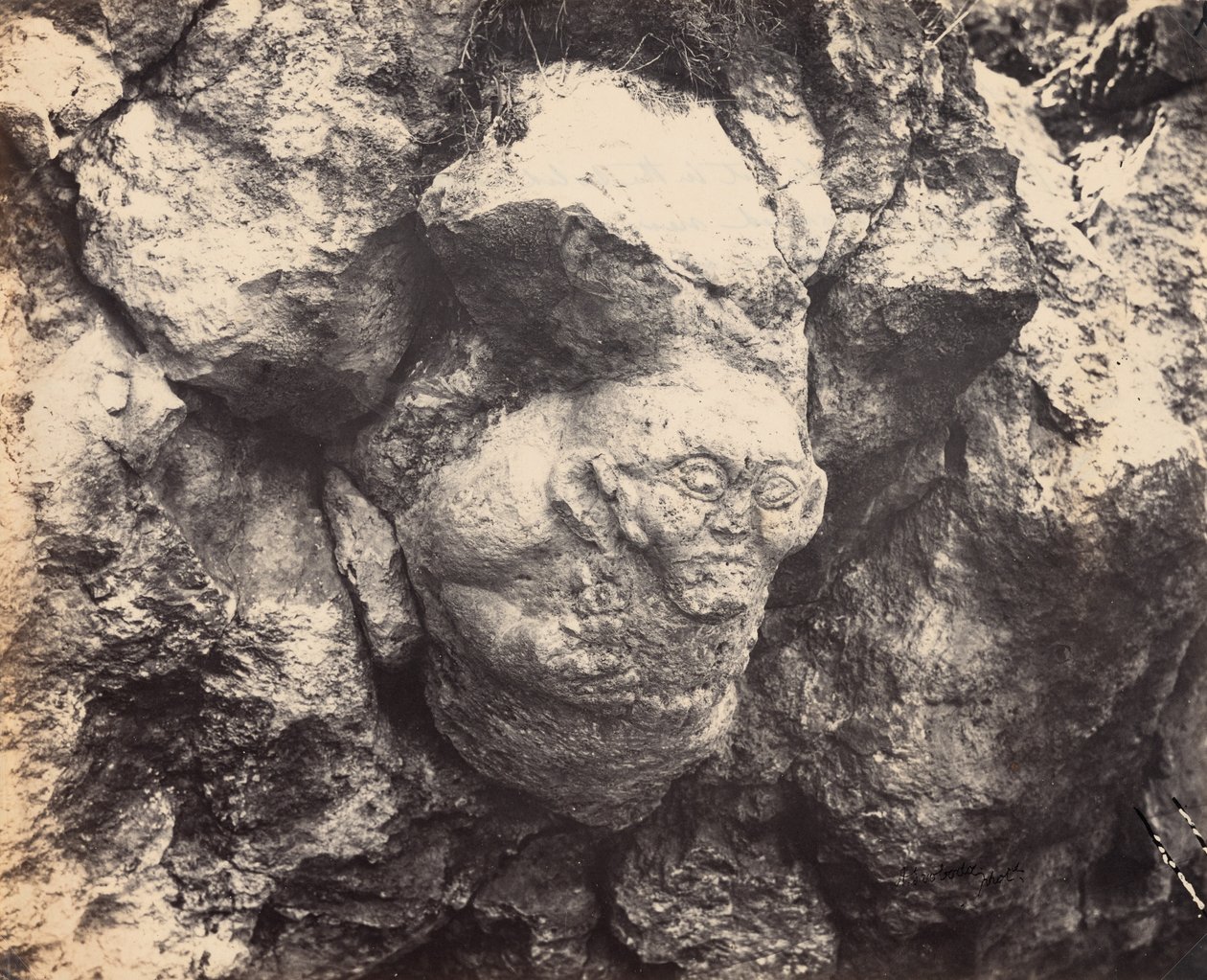 Gigantisk hoved skåret ud i den faste klippe, for nylig opdaget nær Smyrna ved indgangen til en hule,1866 (foto) af Alexander Sandor Svoboda