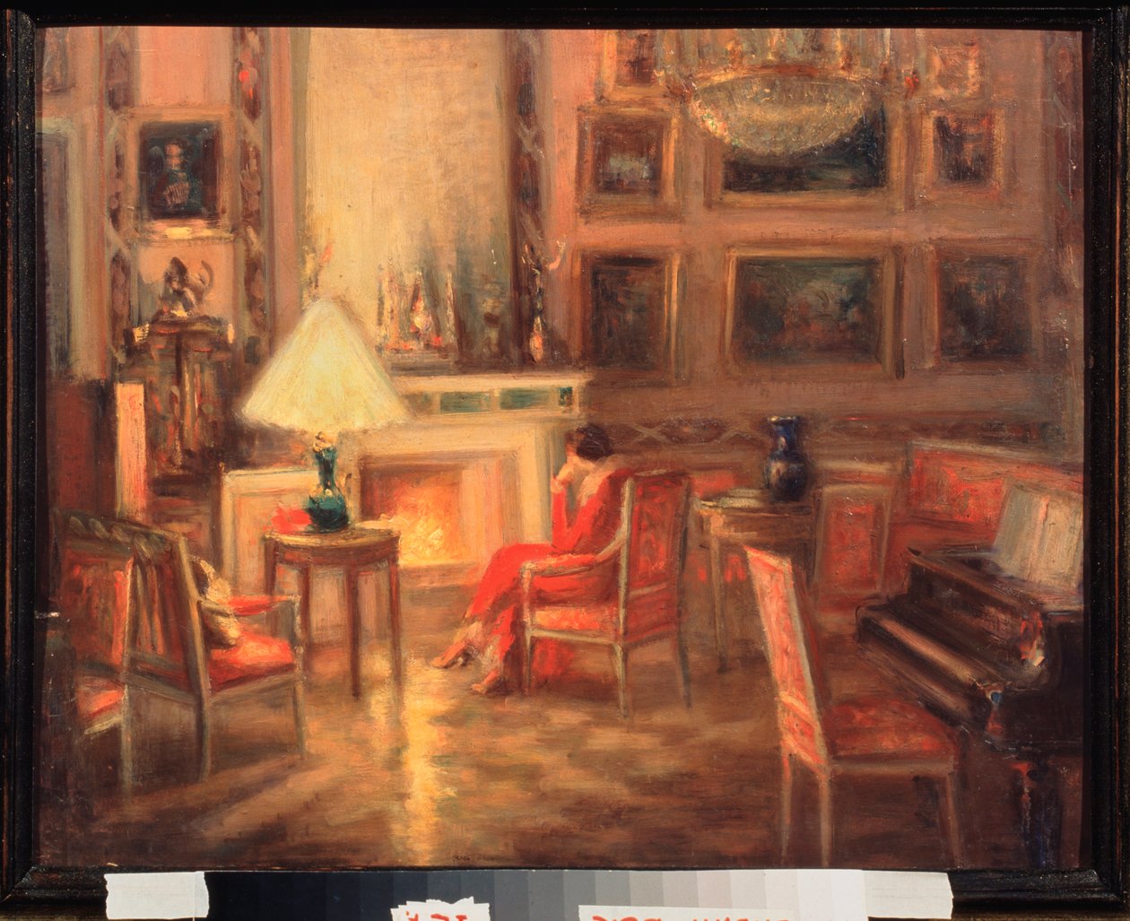 Interiør med en kvinde ved pejsen - Værk af Alexander Sredin (Sredine) (1872-1934), olie på pap af Alexander Sredin