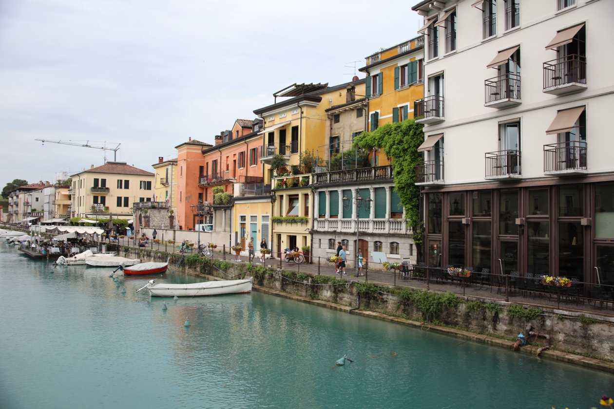 Peschiera del Garda Klein Venedig af Alexandra Joseph
