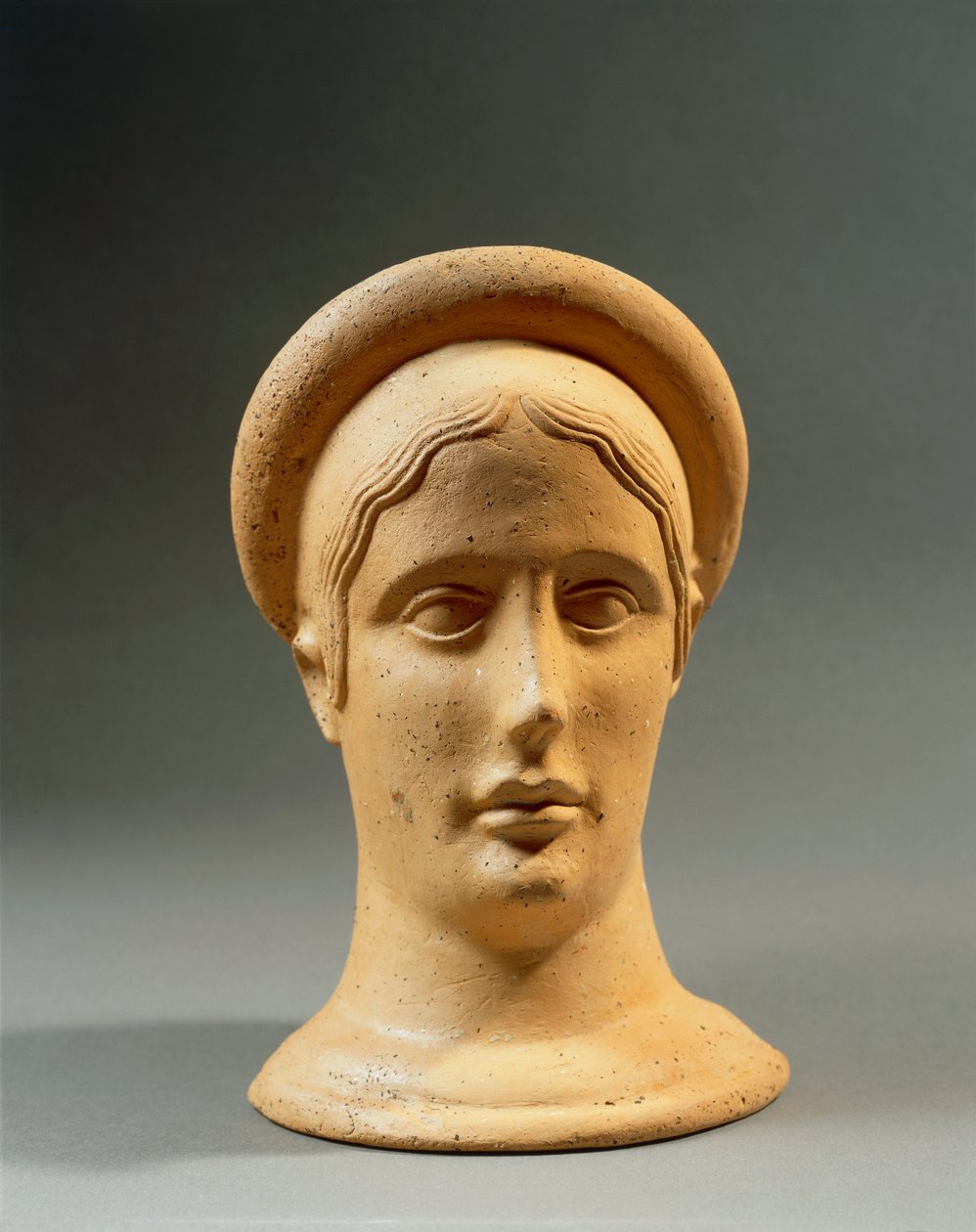 Nærbillede af et bronzevotiv feminint hoved med kasket, kursiv civilisation, 4.-3. århundrede f.v.t. af Nicolas Toussaint Charlet