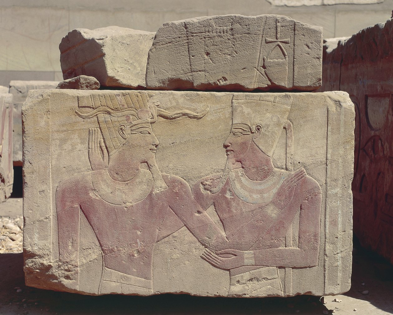 Egypten, Karnak, malede relief af Hatshepsut som farao og gud Amon af Nicolas Toussaint Charlet