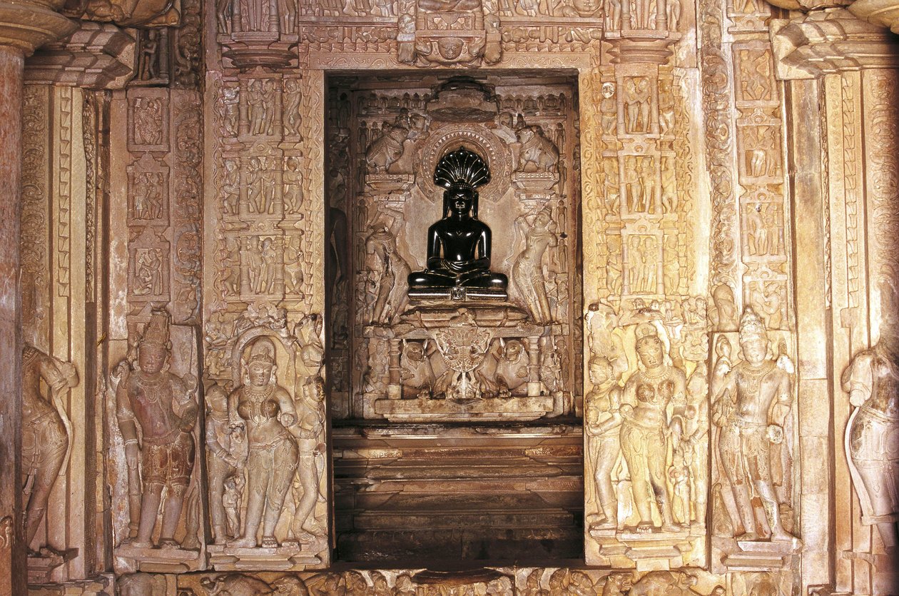 Indgang og alter, Parshvanatha tempel, Khajuraho gruppe af monumenter (UNESCOs verdensarvsliste af Nicolas Toussaint Charlet