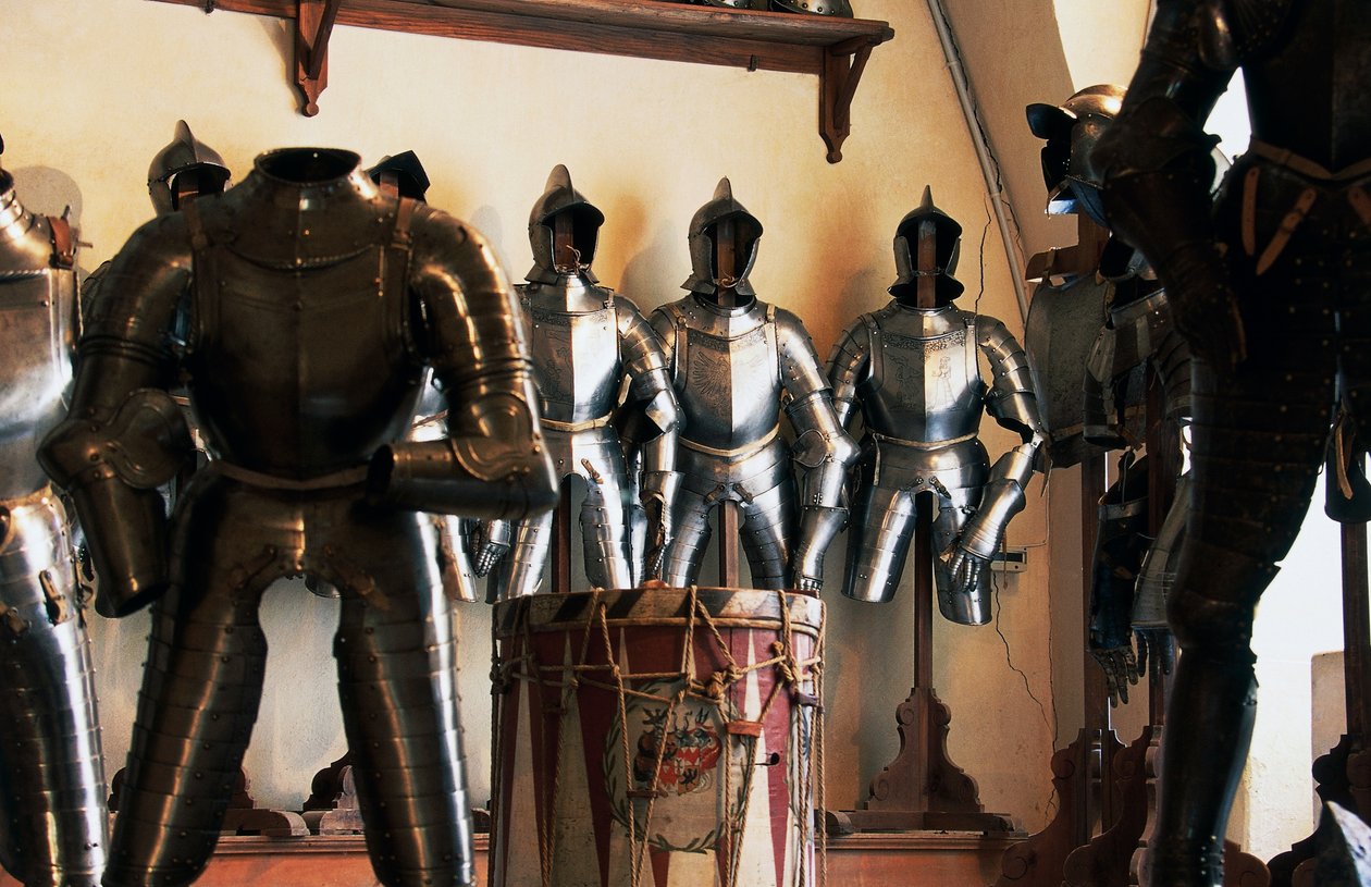Udstilling af antikke rustninger, Armory of Churburg Castle, Schluderns, Venosta-dalen, Trentino-Alto Adige, Italien af Nicolas Toussaint Charlet