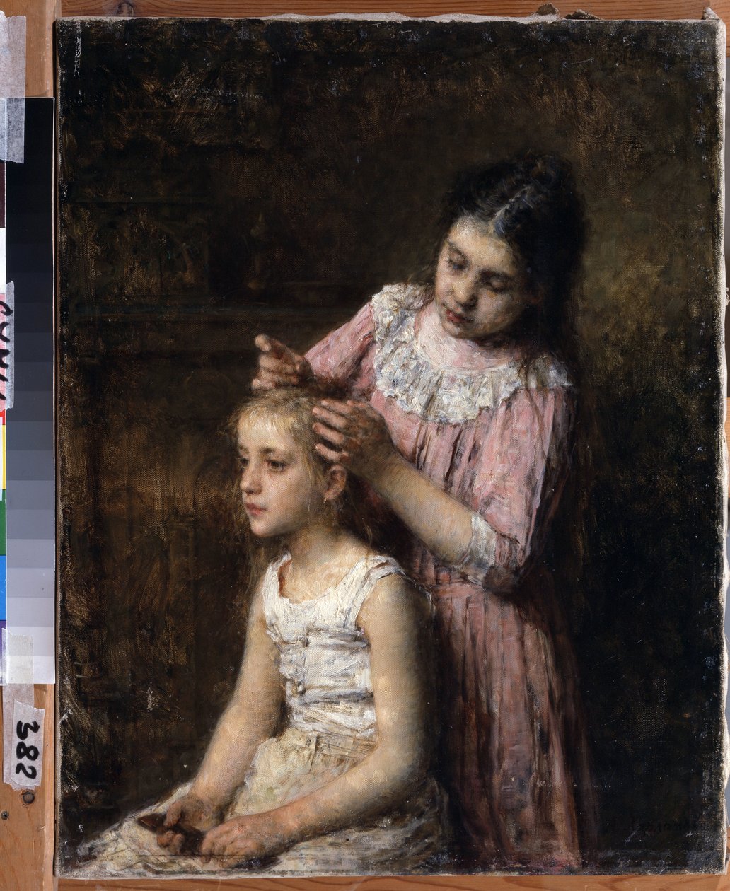 To søstre (To søstre). Den ældste forsøger at lave den yngstes hår. Maleri af Alexei Alexeyevich Kharlamov (1840-1922), olie på lærred af Alexei Alexeyevich Kharlamov