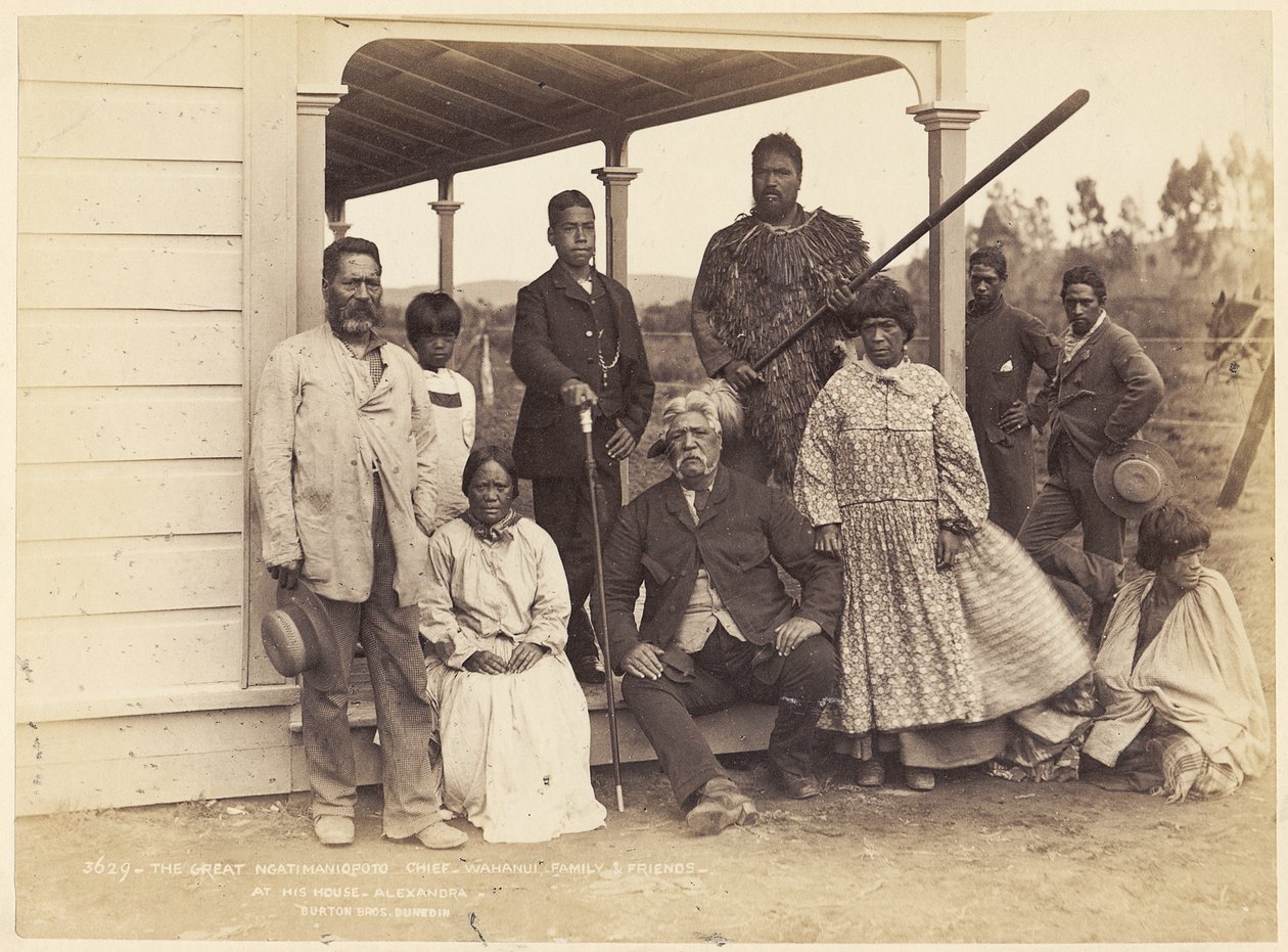 Den store Ngatimaniopoto-høvding Wahanaui med familie og venner i hans hus i Alexandra, 7. juni 1885 (albumin print) af Alfred Burton