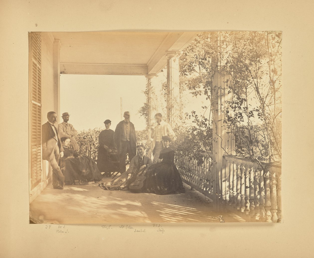 [Gruppeportræt på veranda] af Alfred Booth