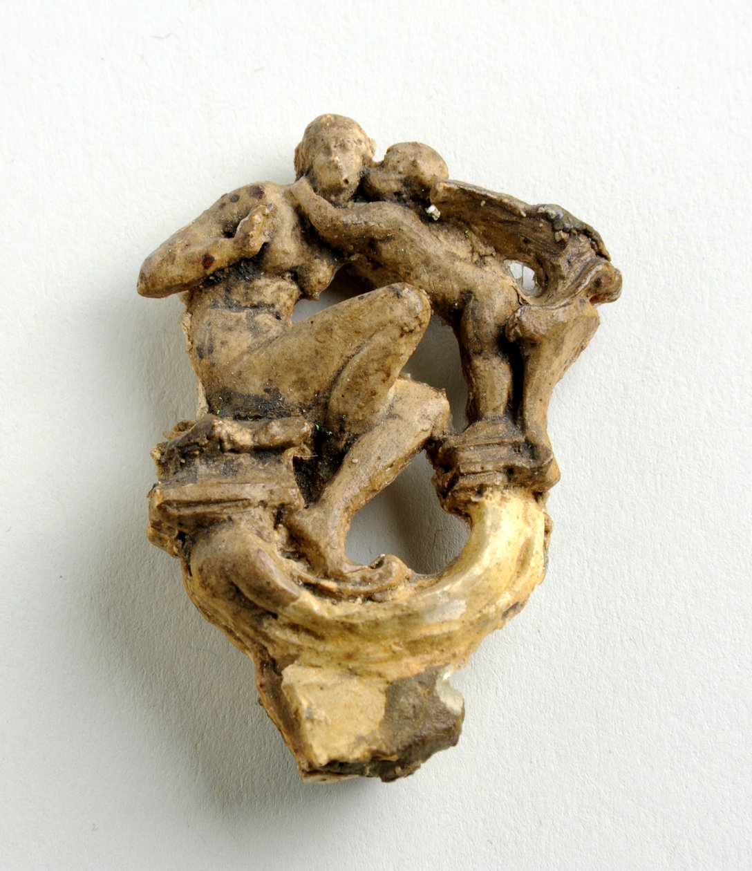 Maquette til en nøglebue med en amor, der hvisker til en siddende pige: tre skitser til den centrale gruppe (gips) af Alfred Gilbert