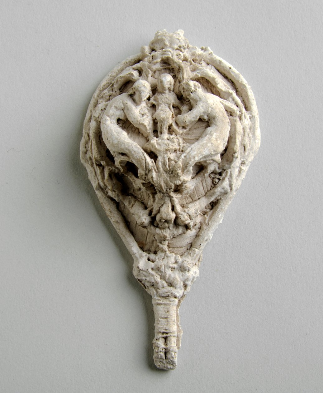 Maquette til et vedhæng med to figurer hængende over et barns figur (gips) af Alfred Gilbert