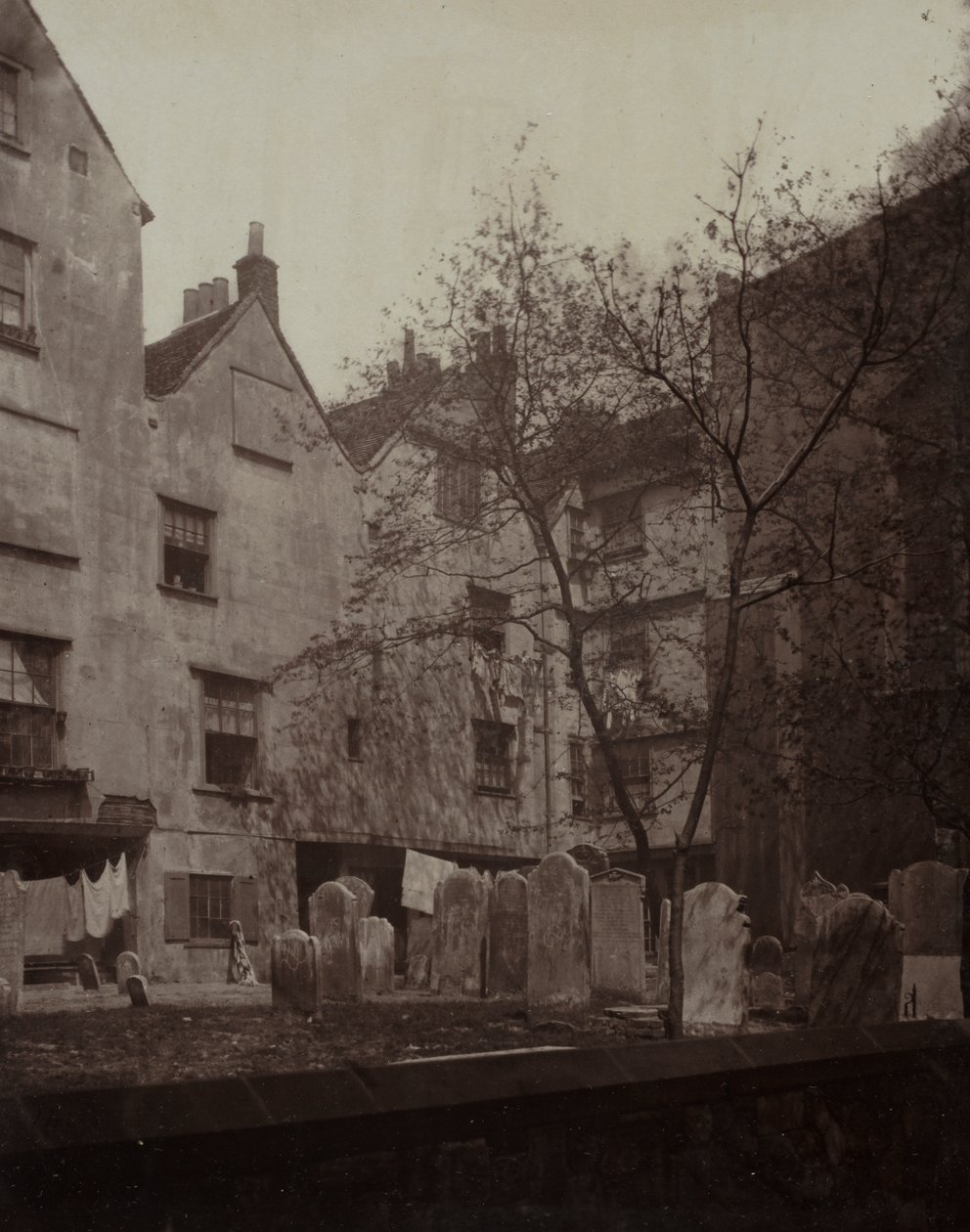 St. Bartholomews: Kirkegården med udsigt til Cloth Fair af Alfred H. Bool
