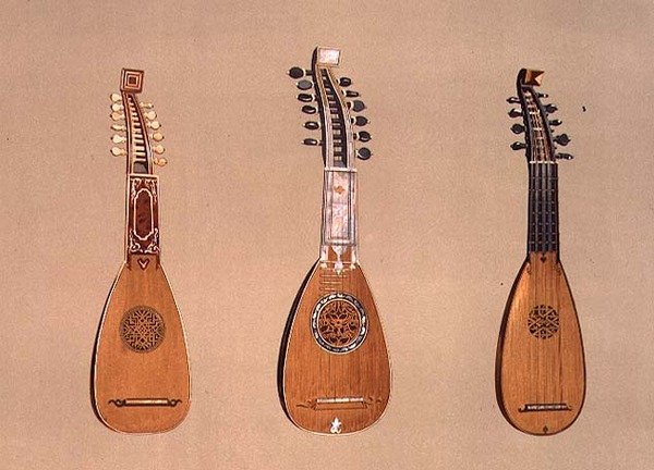 (LtoR) En pandurina fra 1734 og to milanesiske mandoliner fra 1775 og 1739, fra 